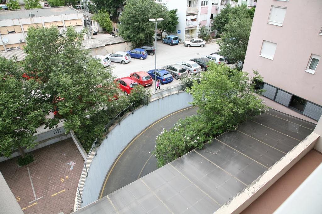 Apartment Dg With Parking Garage Split Exterior photo